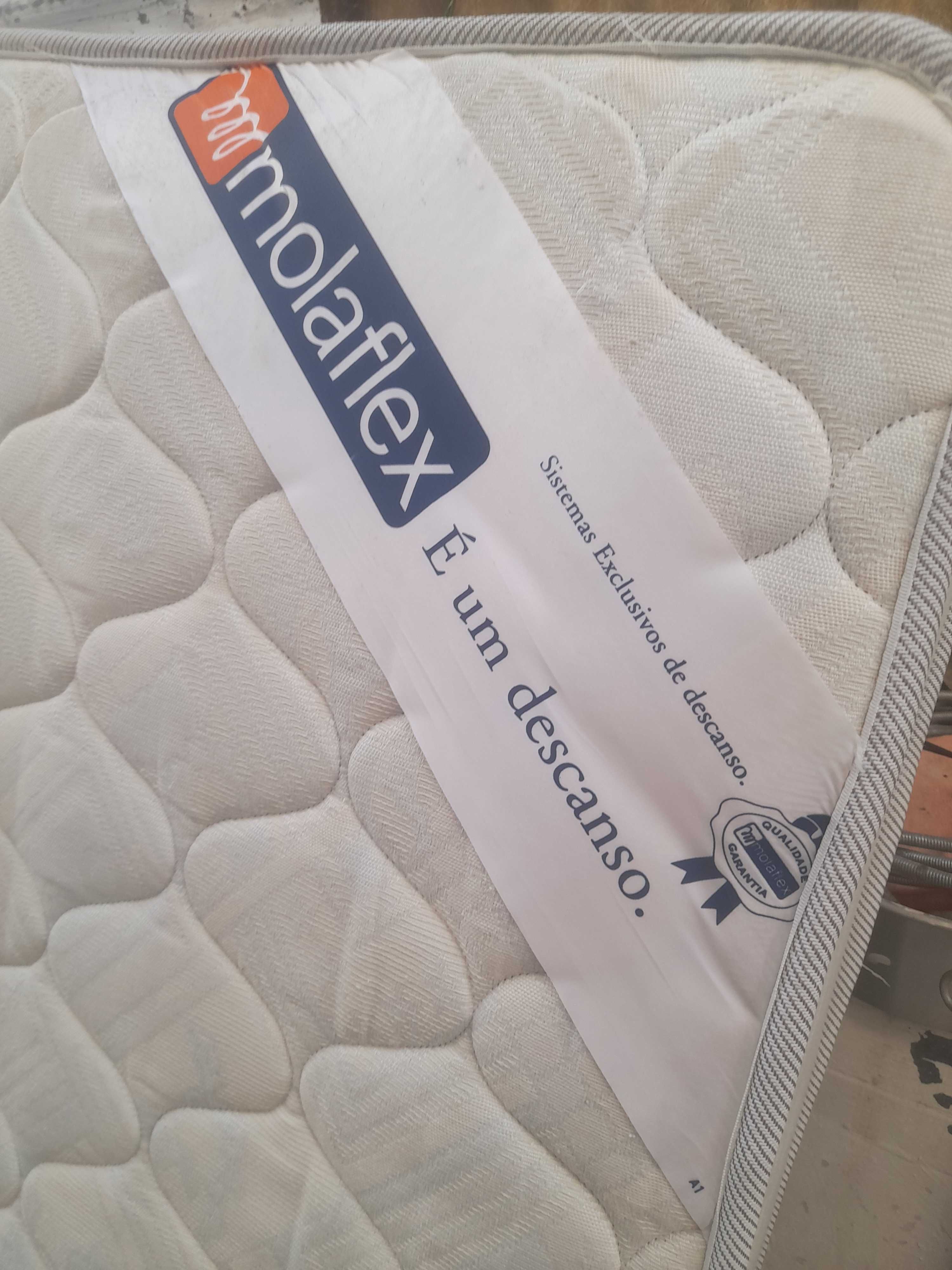 Cama em ferro branca Ikea