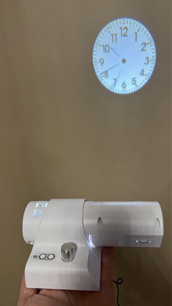 Проекційний цифровий годинник на стіну
