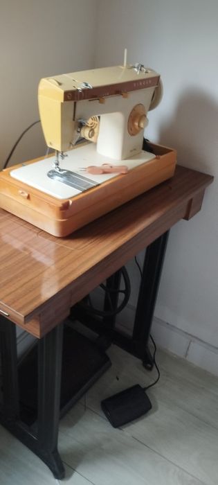 Maquina de costura Singer + Mesinha + máquina extra