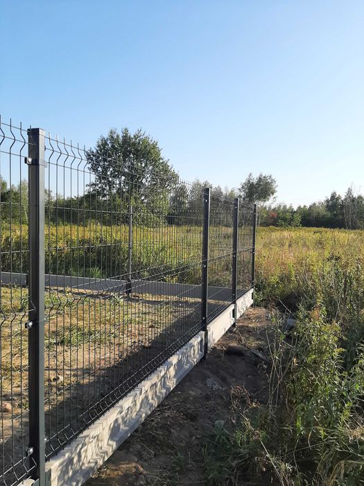 Montaż Ogrodzeń – Siatka, Panele, Bramy, Furtki