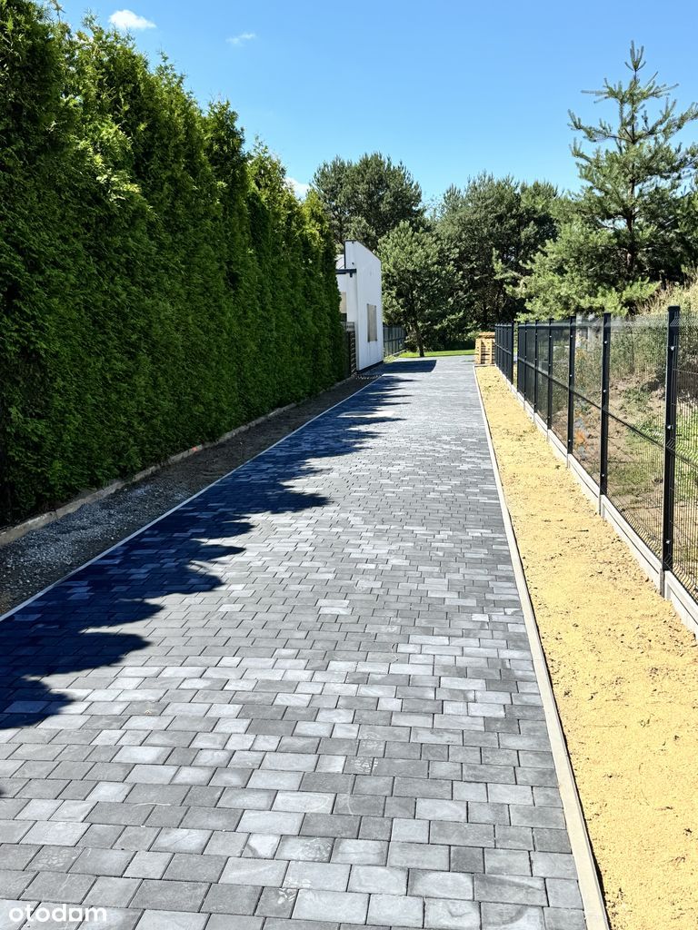 Nowoczesny dom z garażem dwustanowiskowym i tarasem