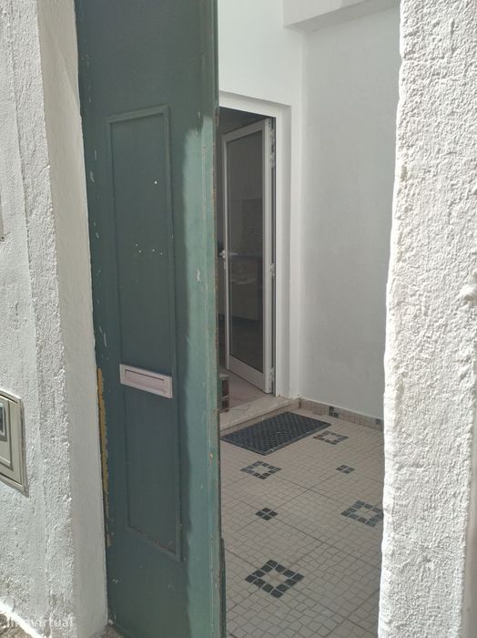Casa térrea independente c/ pequeno terraço – SOMENTE a particulares