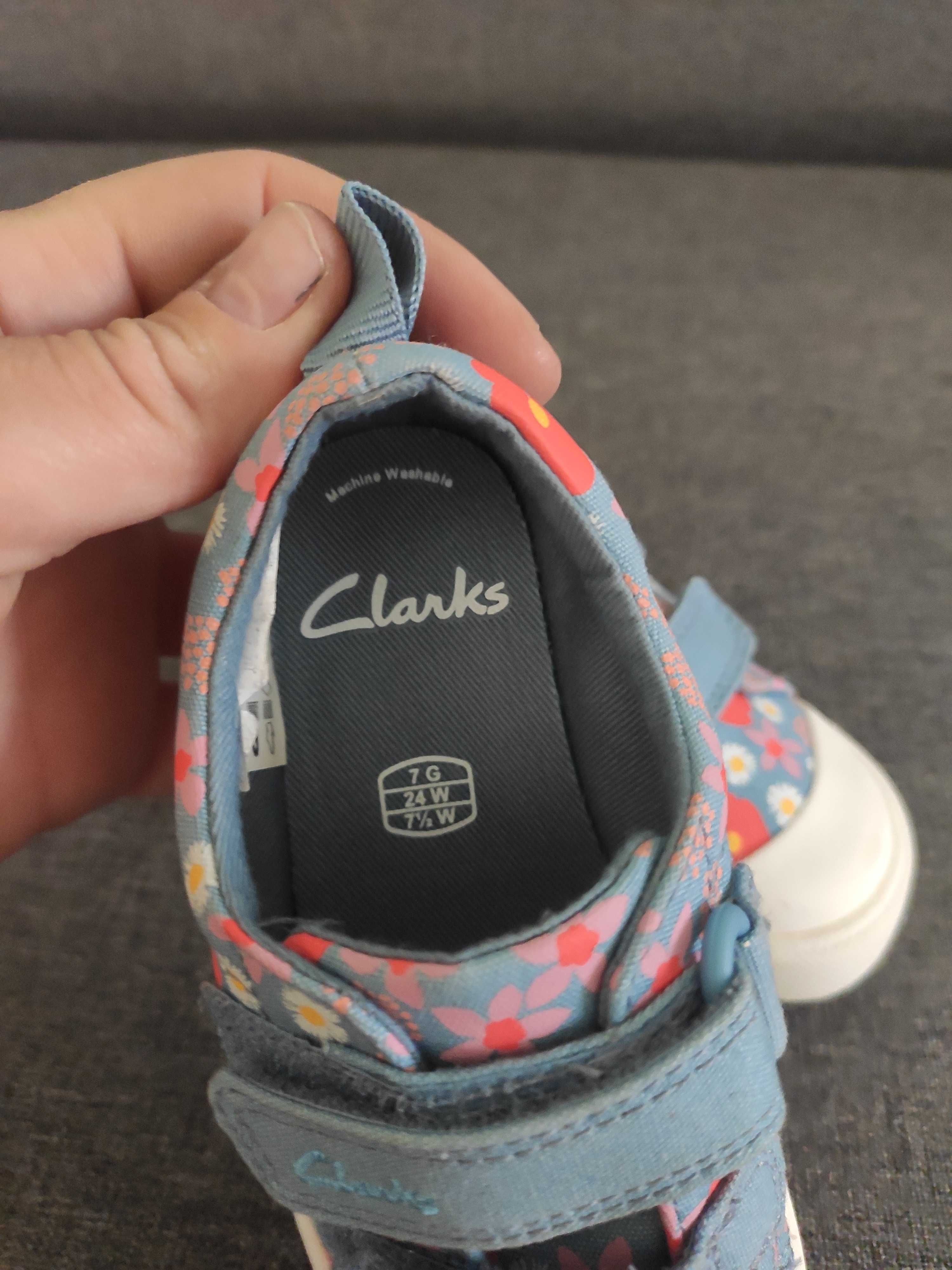 Продам детские мокасины Clarks