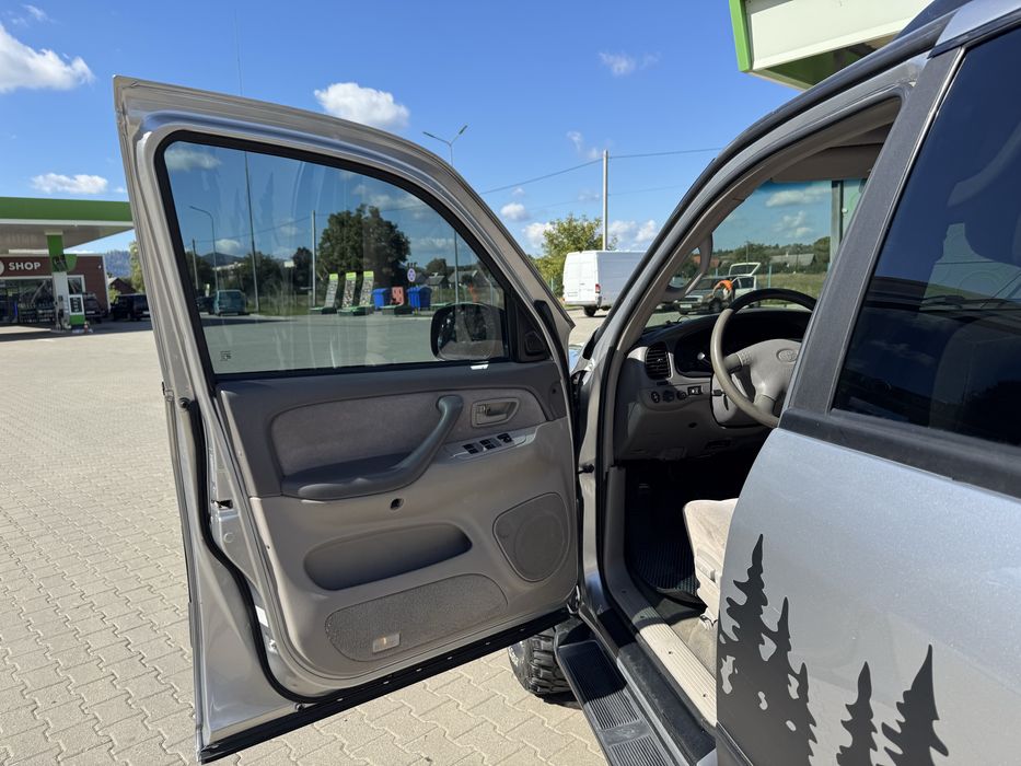 TOYOTA SEQUOIA  у відміному стані як зовні так і технічно.