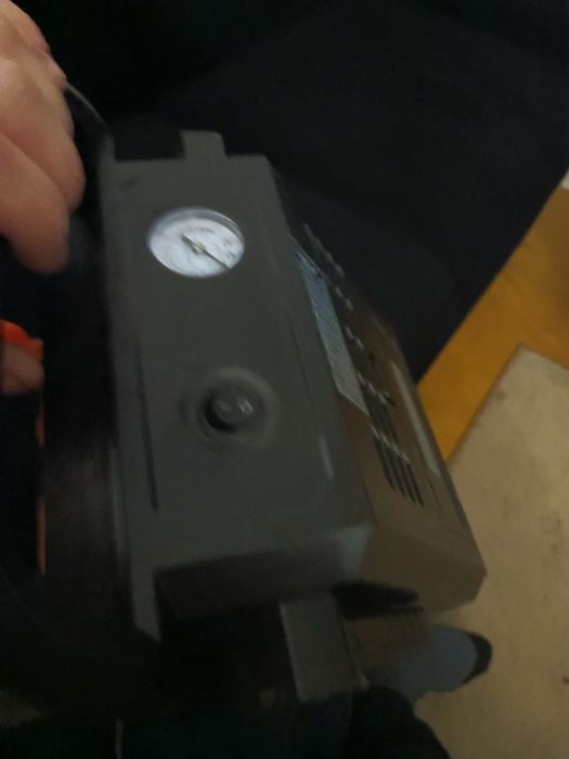 Auto. Starter prostownik latarka ładowarka