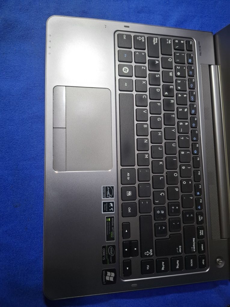 Samsung series 5 ultra corei5 8gbram 240ssd windows 11