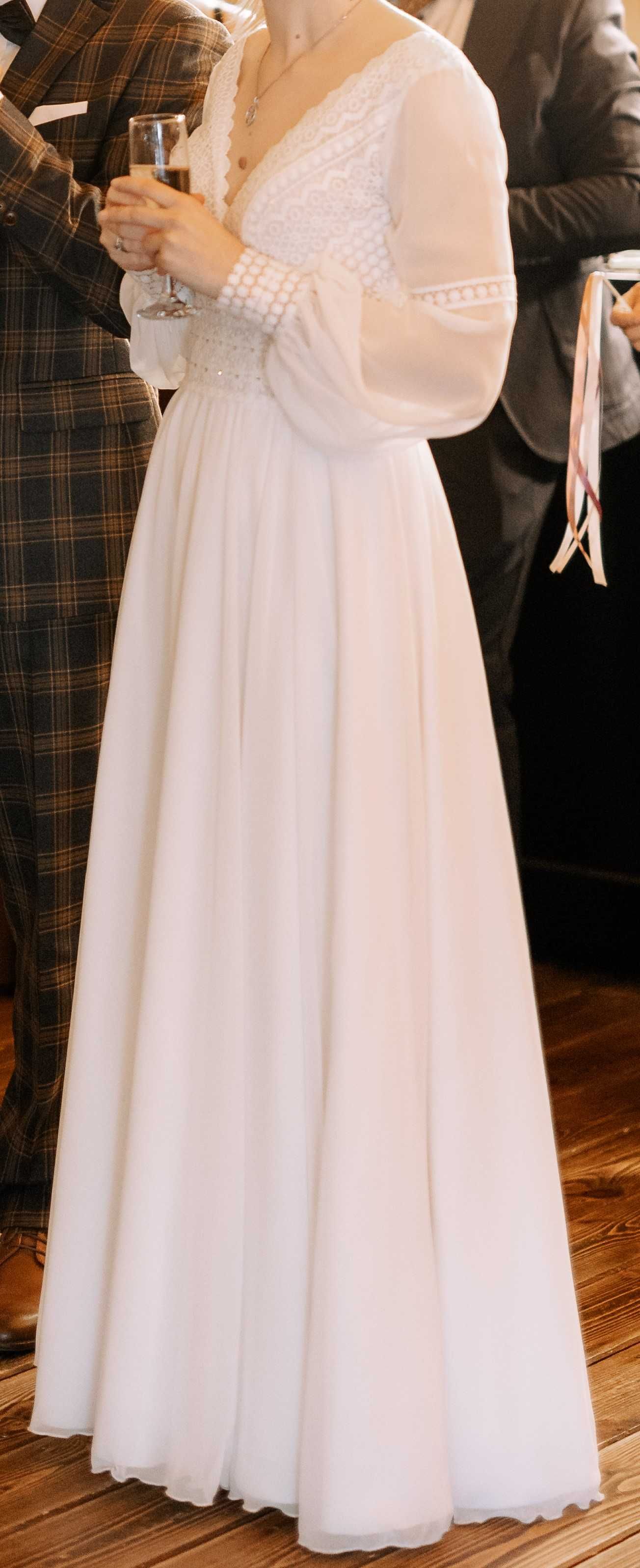 Skromna romantyczna suknia ślubna boho