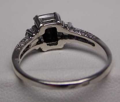 Srebrny pierścionek ciemny kamień cyrkonie R.19.