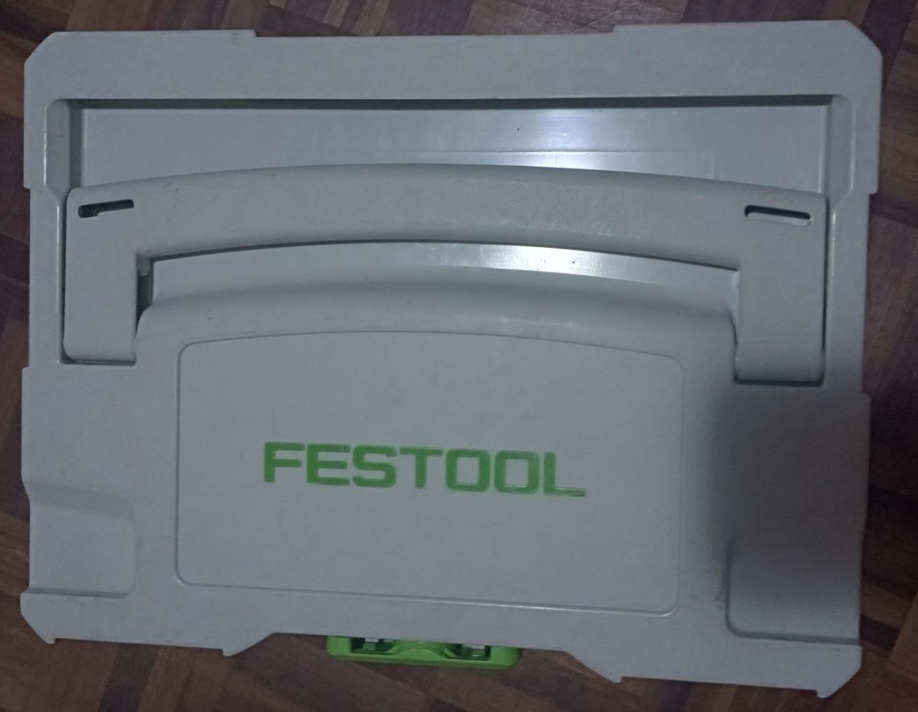 Martelo e aparafusadora festool sem bateria e sem carregador.