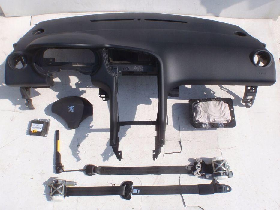 peugeot 5008 deska kokpit konsola poduszki pasy