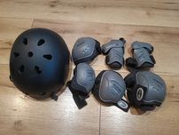 Kask i ochraniacze na rolki