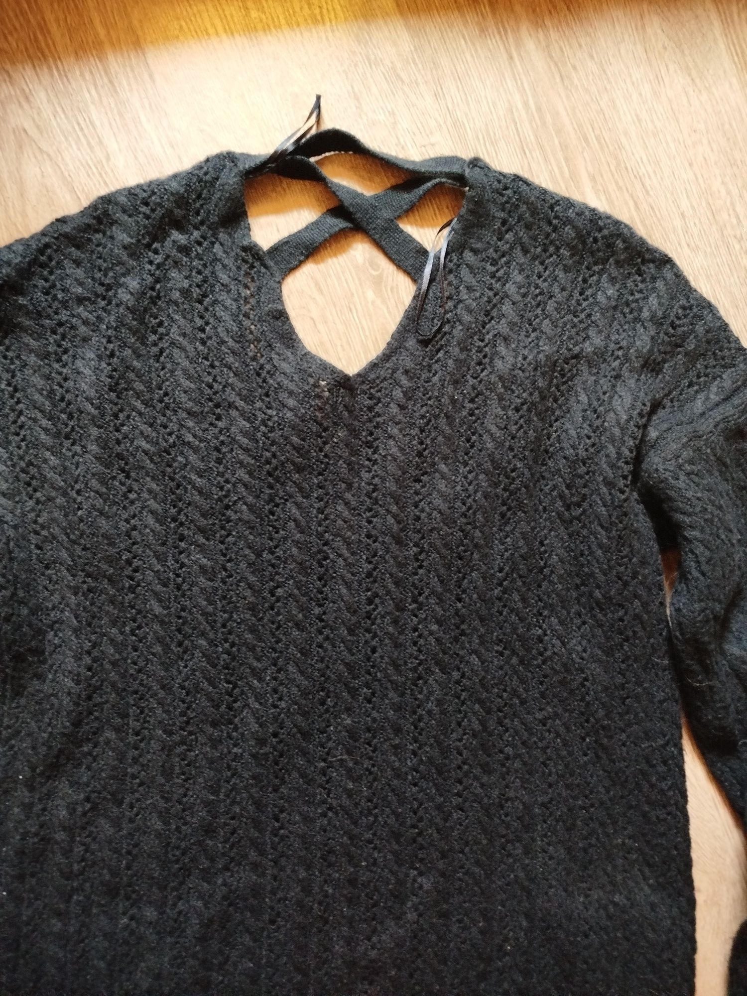 Granatowy sweter Orsay