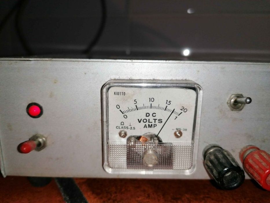 Fonte de alimentação regulável