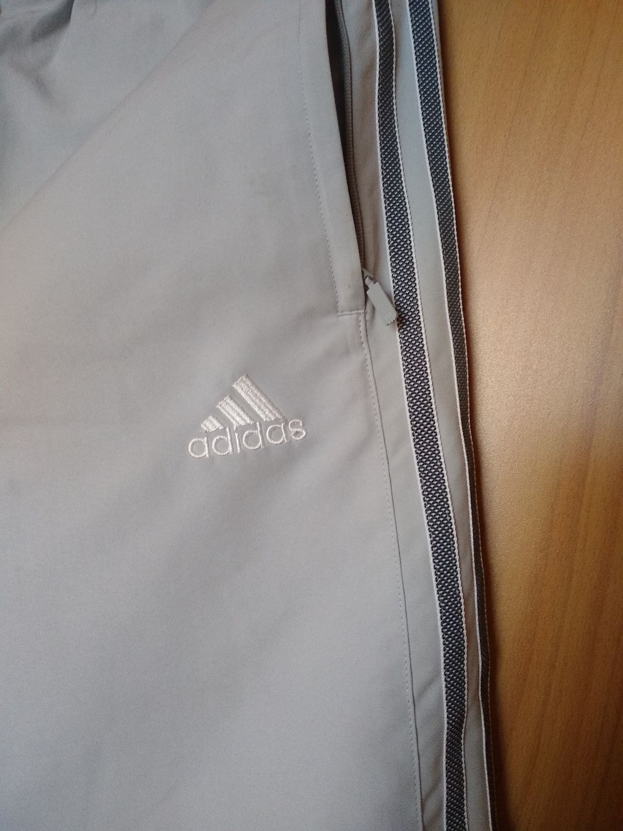 Adidas dłuższe spodenki z podszewką z siateczki