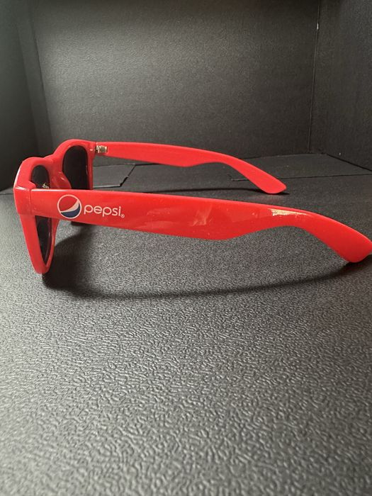 Óculos de sol coral da PEPSI - Gênero Ray-Ban Wayfarer.