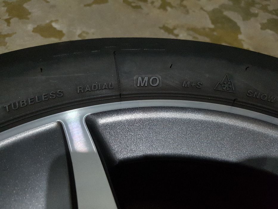 Jantes 17'' - Originais Mercedes e pneus de Inverno Bridgestone.