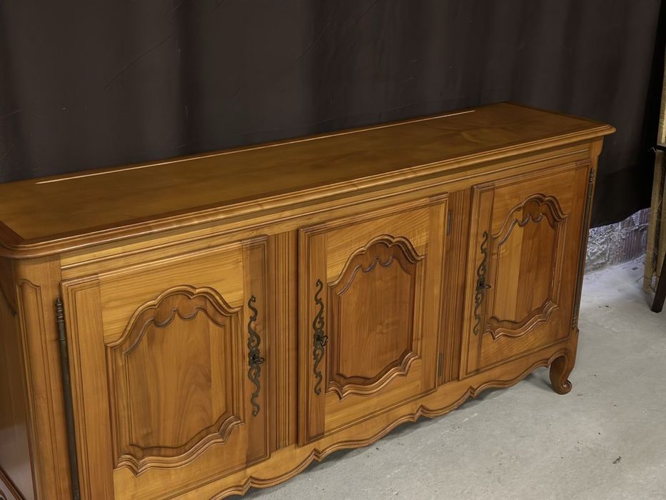 Стильний деревʼяний комод на гнутих ніжках.