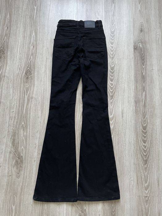 чорні джинси кльош на високій посадці