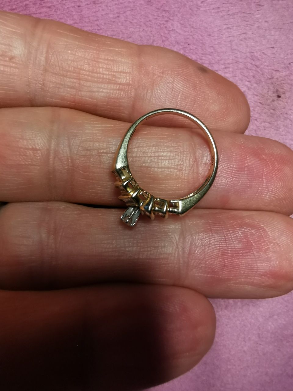Exclusive Złoty pierścionek wysadzany diamentami 0.6 ct.