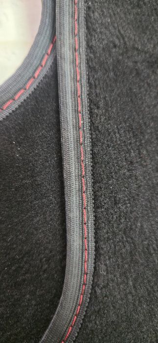 Nowe dywaniki materiałowe Kia Ceed z czerwonymi przeszyciami!