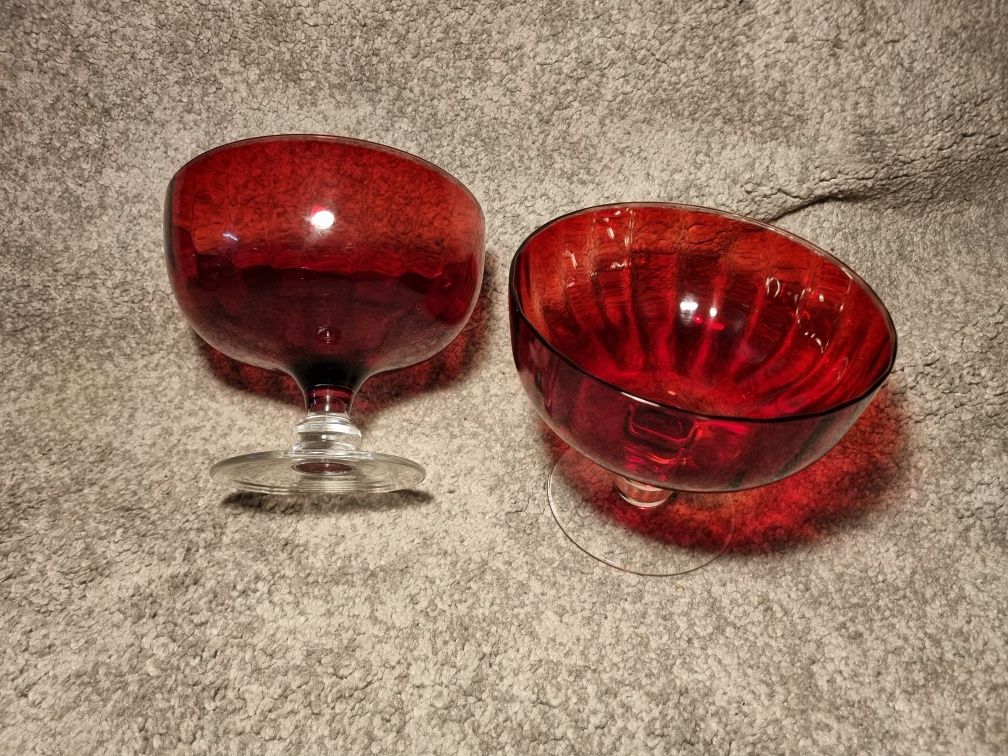 Par de taças em vidro vermelho
