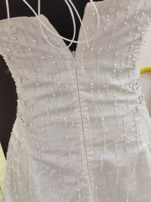 Весільна сукня нова, усипана біссером