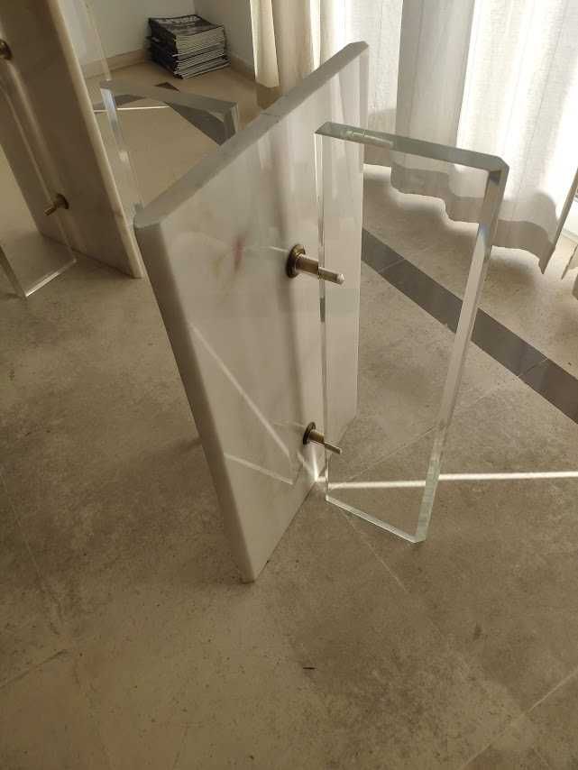 Mesa de Jantar 2x1m tampo de vidro, bases de acrílico e mármore