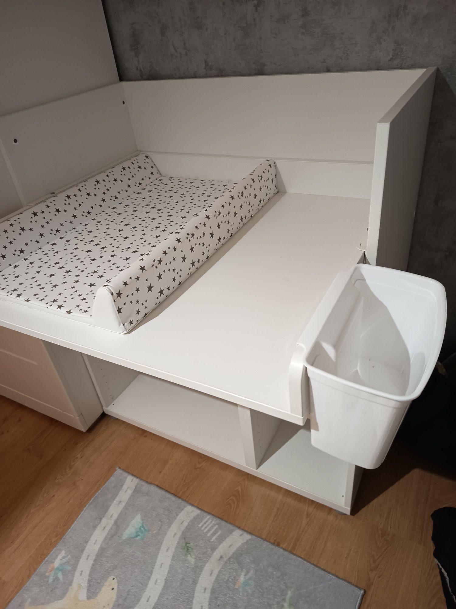 Przewijak Ikea z półkami, rezerwacja