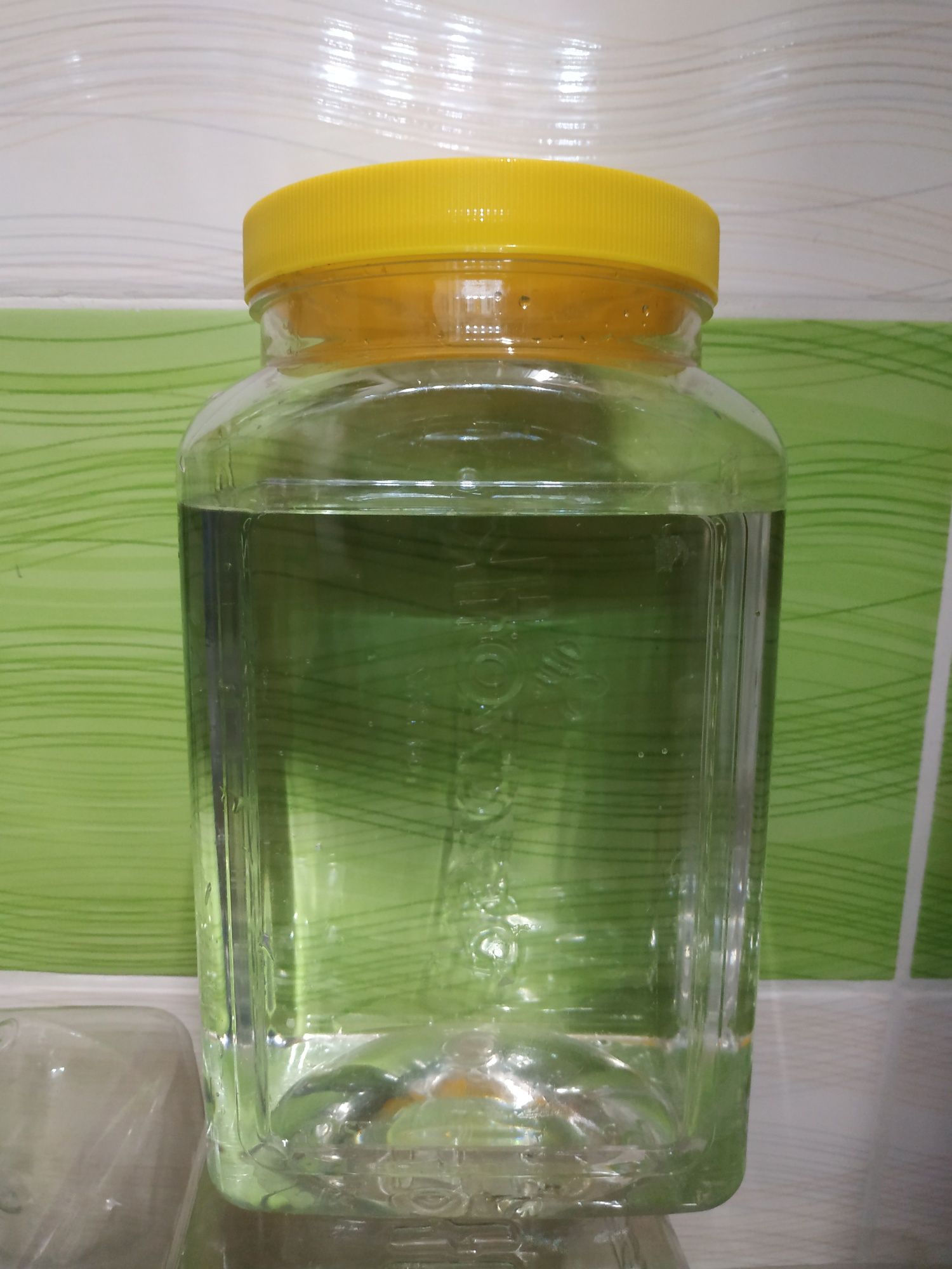 Pojemniki plastikowe z zakrętką 3l 8 sztuk