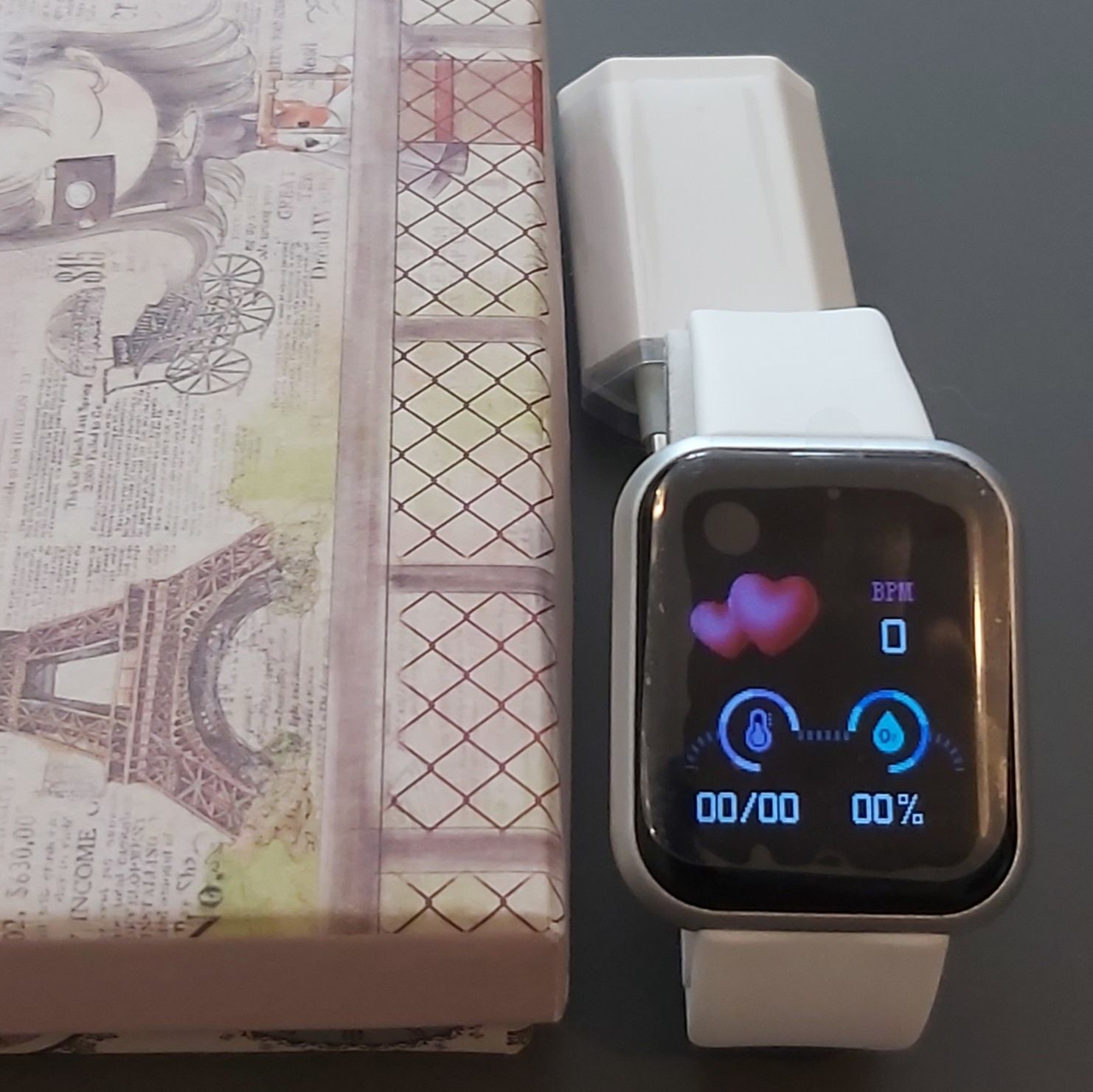 Relógio desportivo smartwatch branco com caixa e carregador