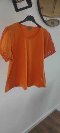 Pomarańczowa bluzeczka z zdobionymi rękawkami.