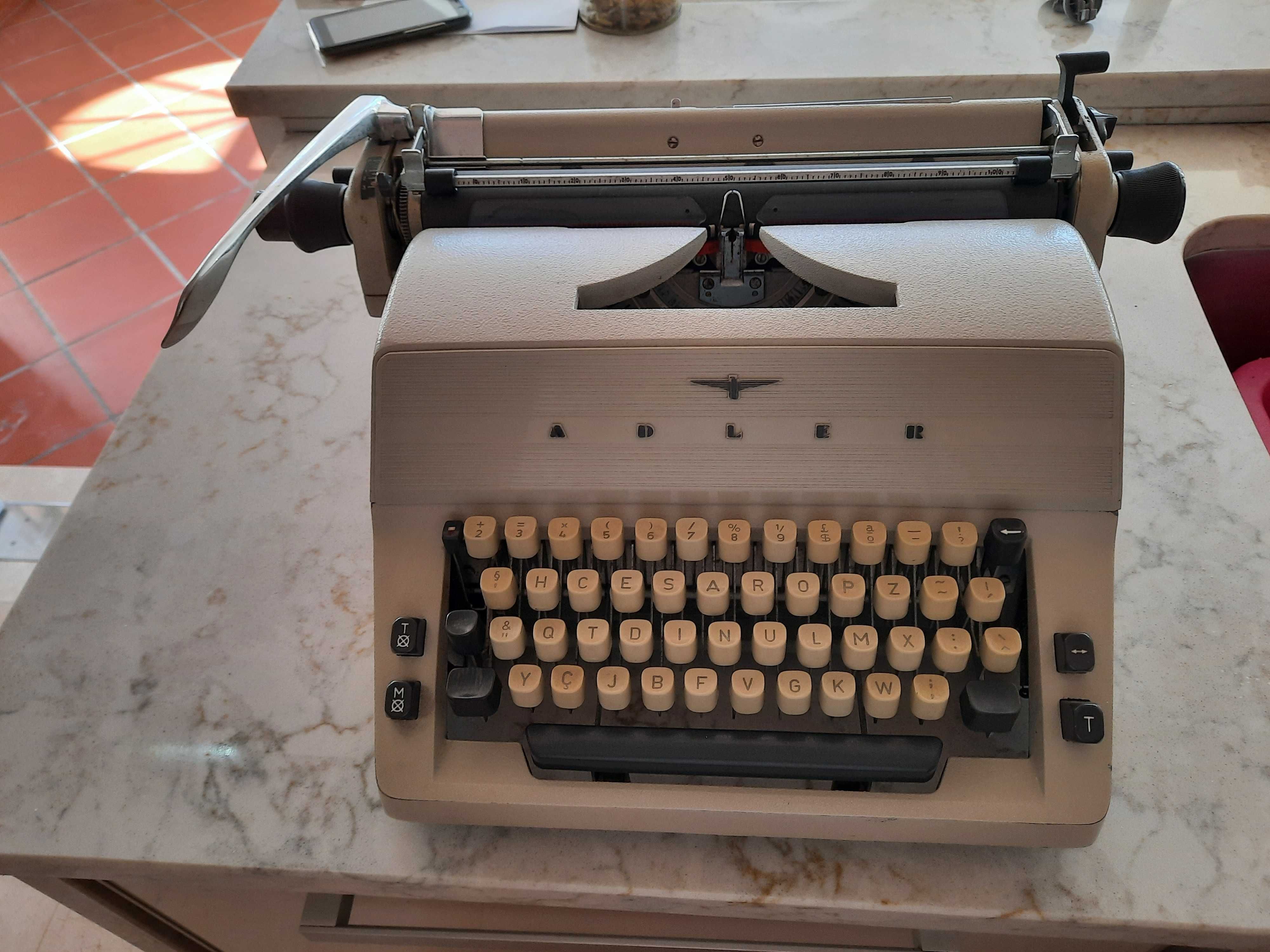 Máquina de escrever Adler