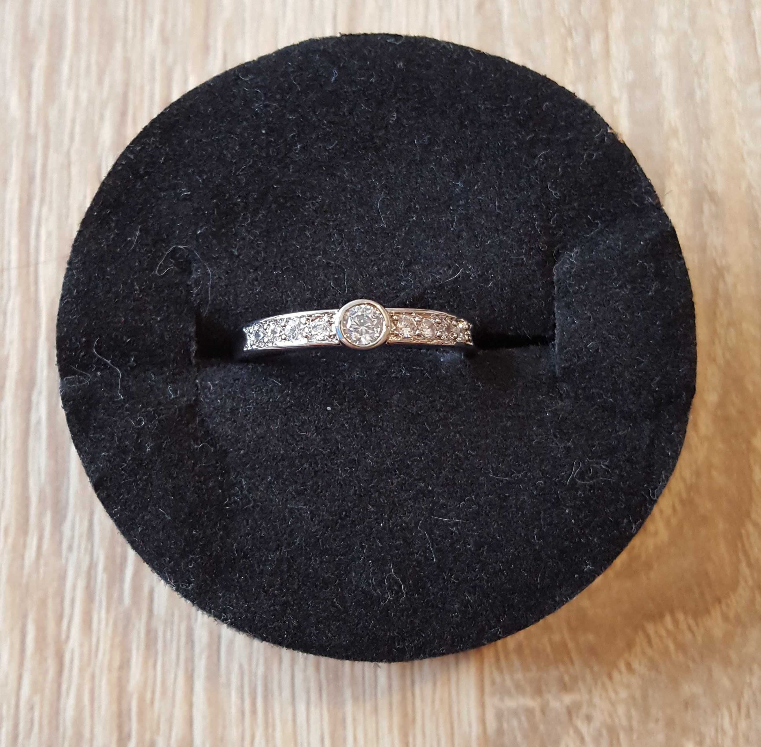 Nowy pierścionek srebrny kolor oczko drobny skromny cyrkonie