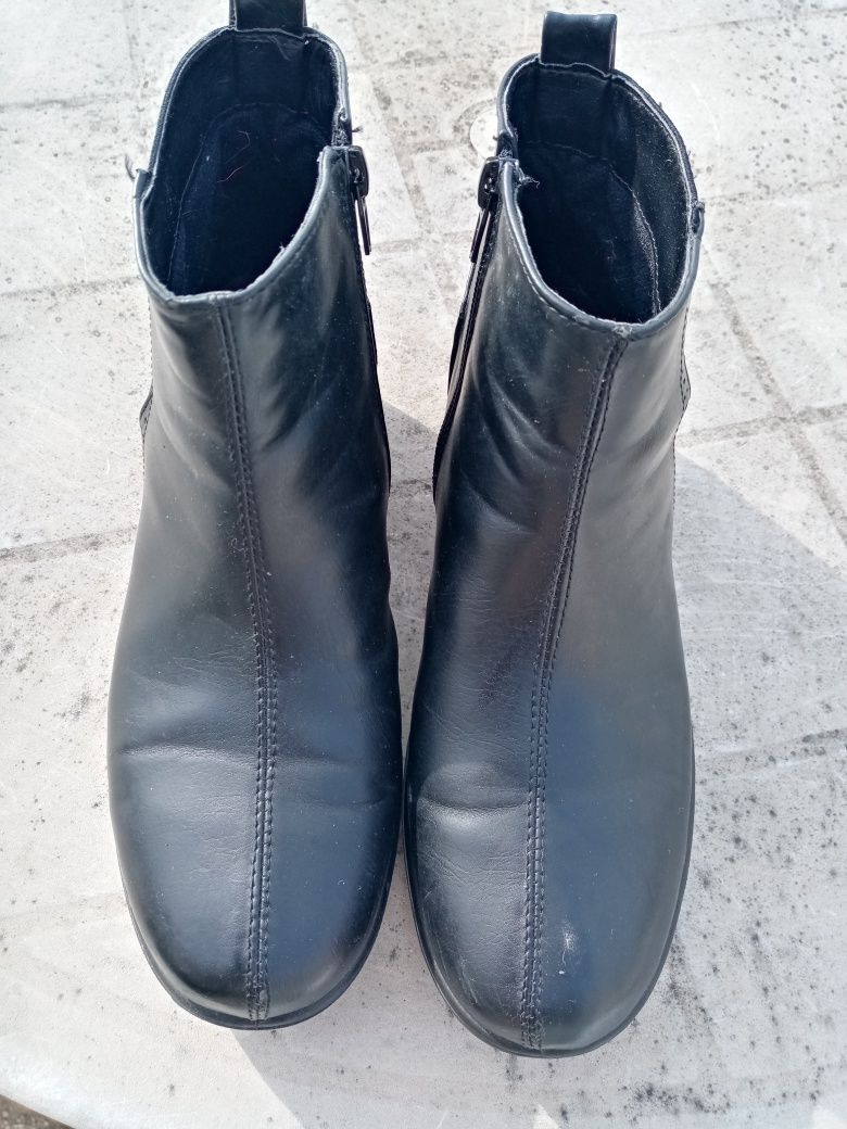 Botins pretos de senhora