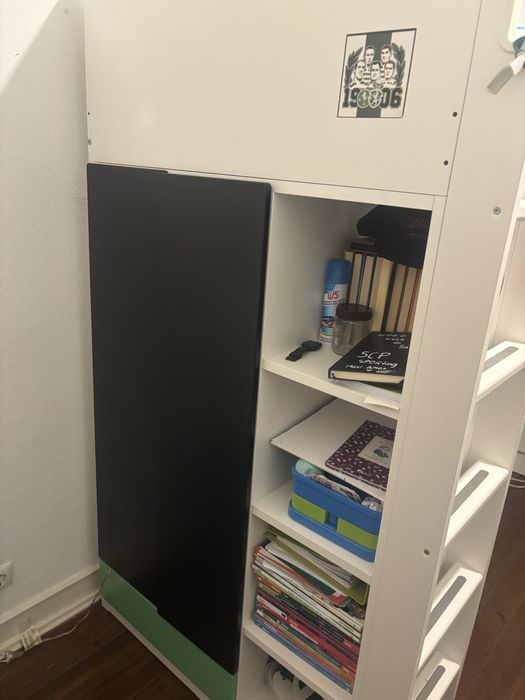 Cama Smastad (ikea) com secretaria com gavetas e armario