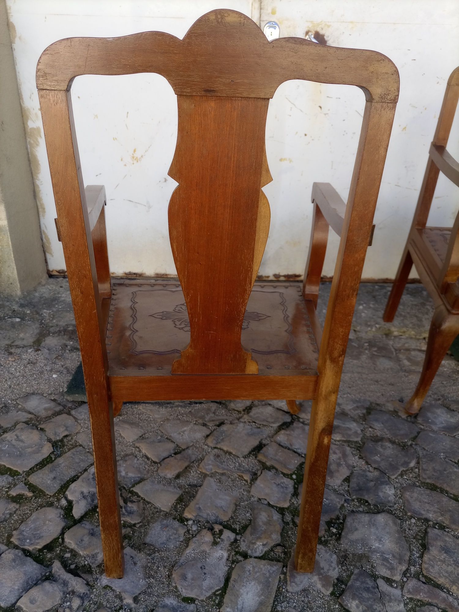Cadeirões em madeira antigo