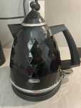 DeLonghi czajnik elektryczny bezprzewodowy Brillante KBJ 2001 czarny