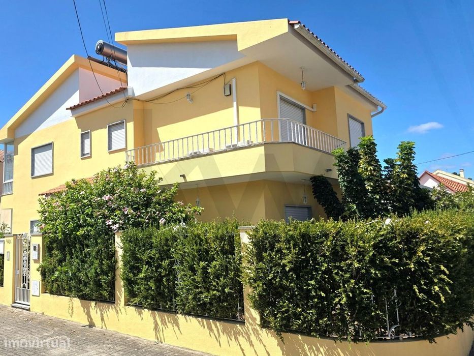 Moradia com 4 quartos, espaço exterior e garagem cheia de luminosidade