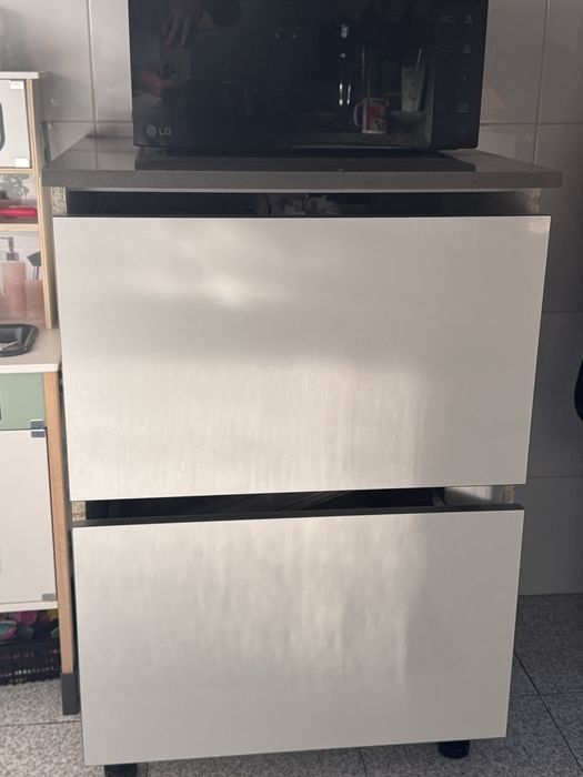 Movel  branco de apoio para cozinha