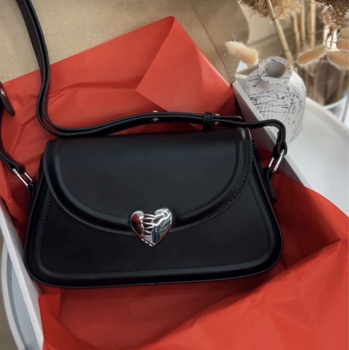Чорна сумка з акцентом у вигляді сердечка