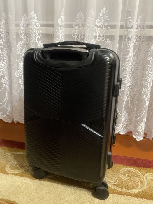Валіза чорного кольру