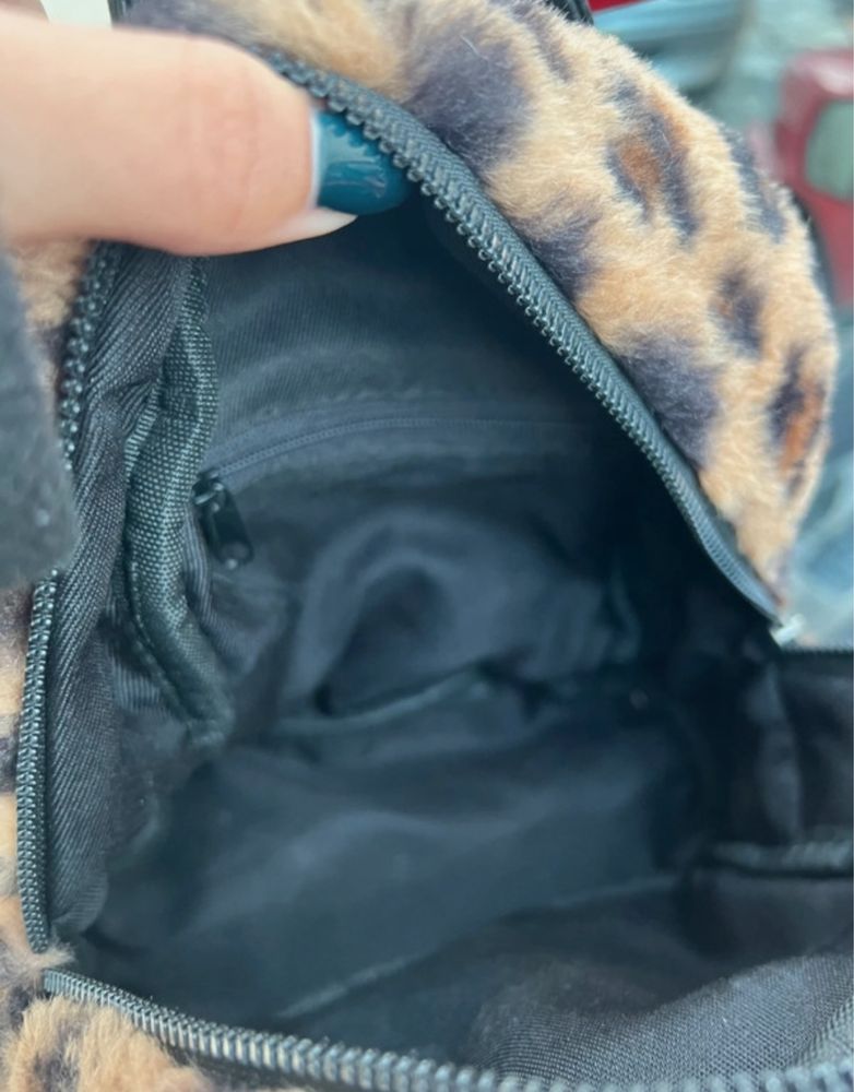 Mochila leopardo com pelo