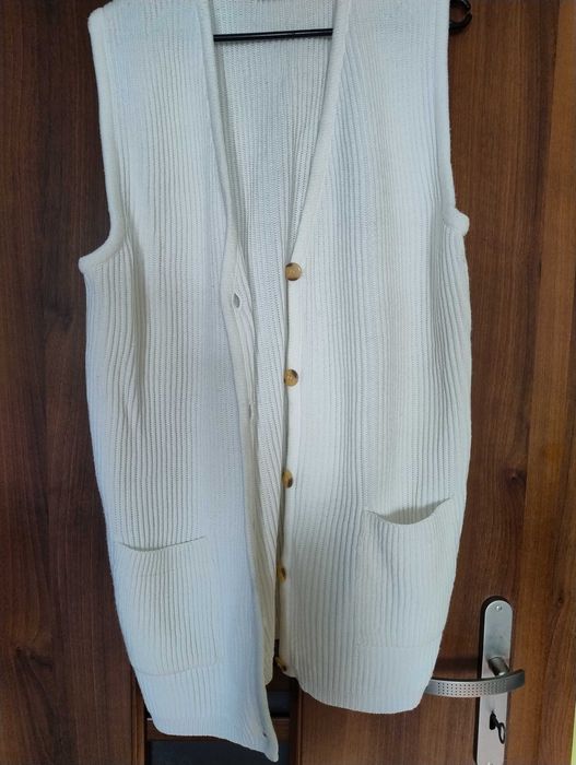 Biały kardigan bez rękawów