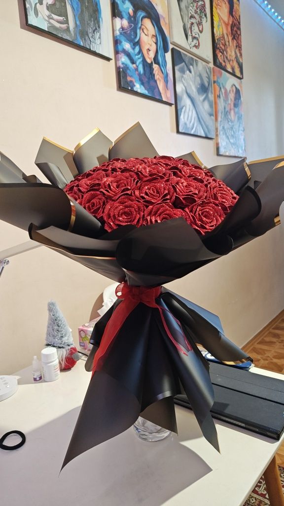 Букет из атласных роз с блёстками