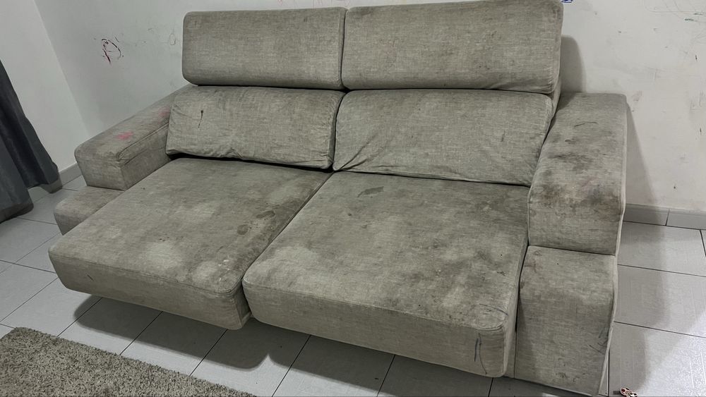 Sofá, nao tem nada quebrado nem rasgado, só precisa mesmo de uma limpe