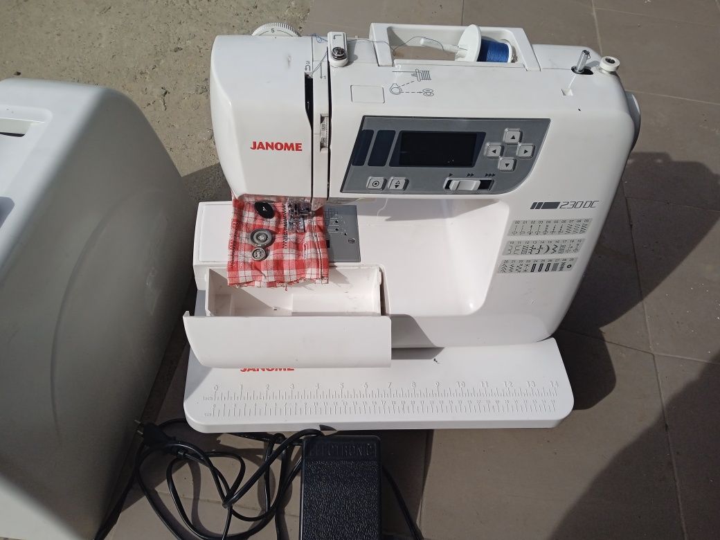 Комп'ютерна швейна машинка JANOME 240 DC