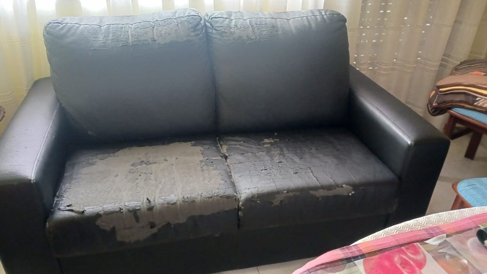 Sofá preto em pele sintética 2 lugares - Preço negociável