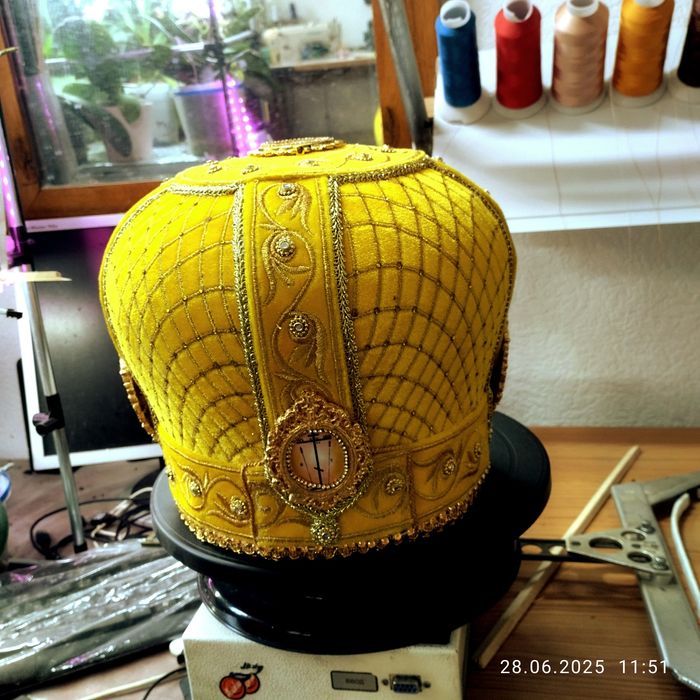 Головной убор для священника. Митра