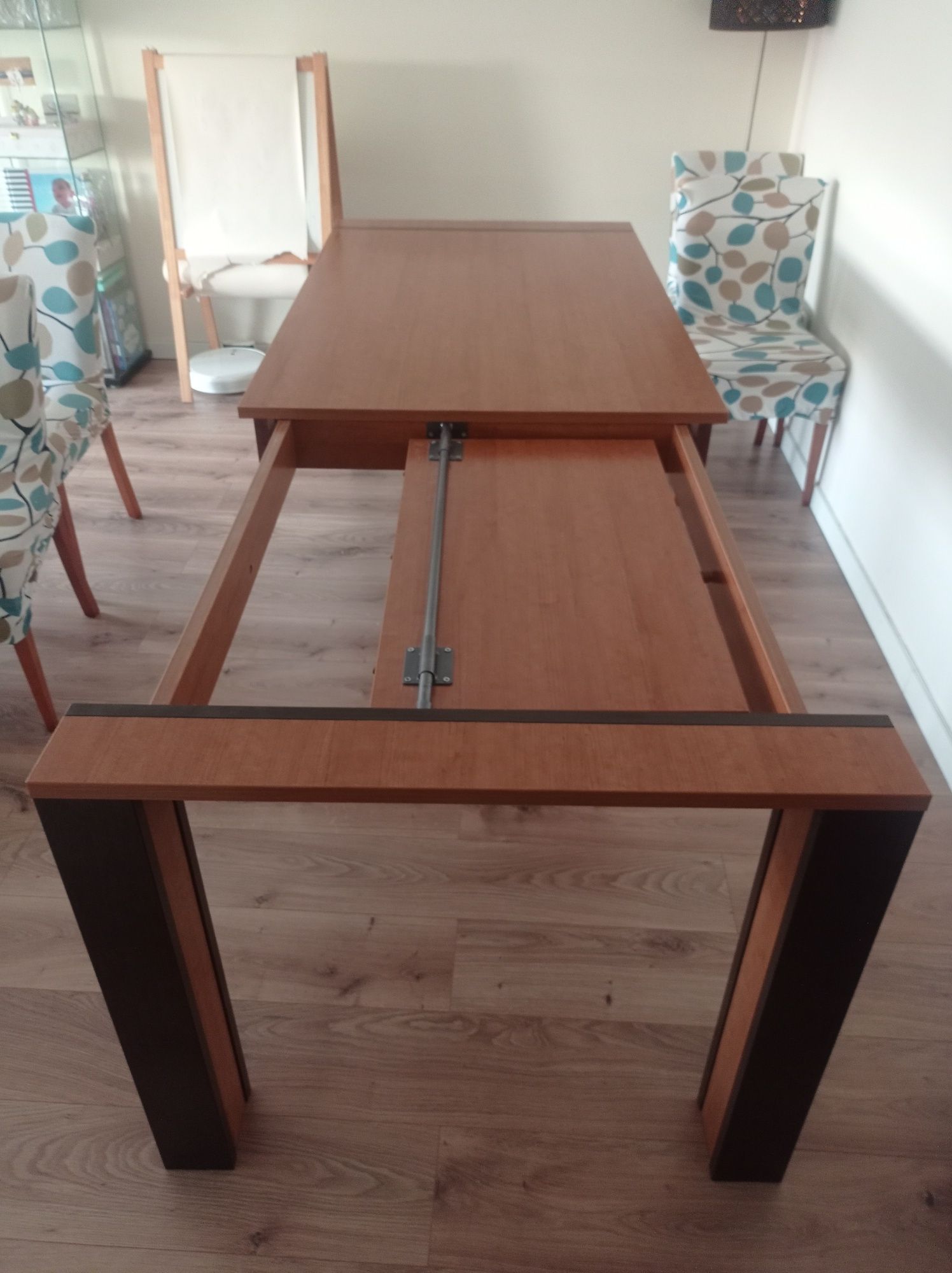 Conjunto de sala com mesa extensível e móvel de TV em wenge/cerejeira