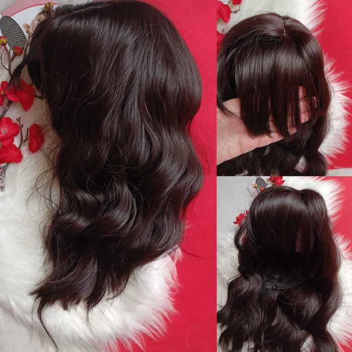 Peruka damska w kolorze brązowym dla kobiet.